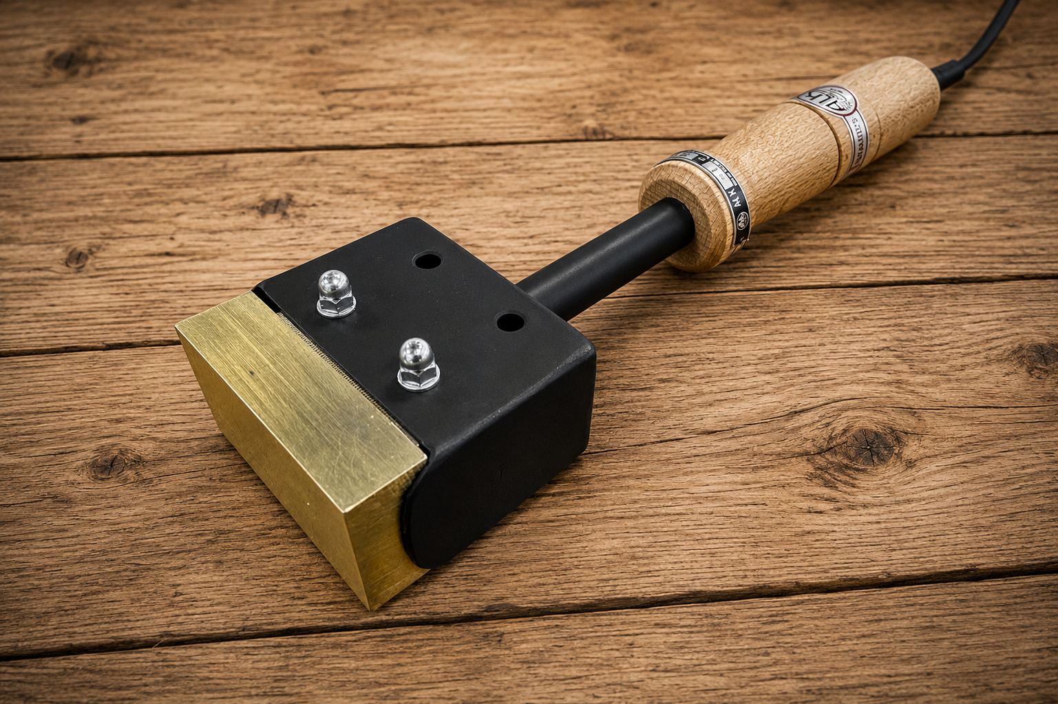 Brennstempel mit einer Platte ca. 70x40mm und Hochleistungspatrone.Dieser Brennstempel ist optimiert für eine höhere Leistung und längere Lebensdauer.Zur Zeit nur mit 450 Watt und für Motivgrößen bis max. 70x40mm erhältlich. Brennstempel elektrische P1 Serie