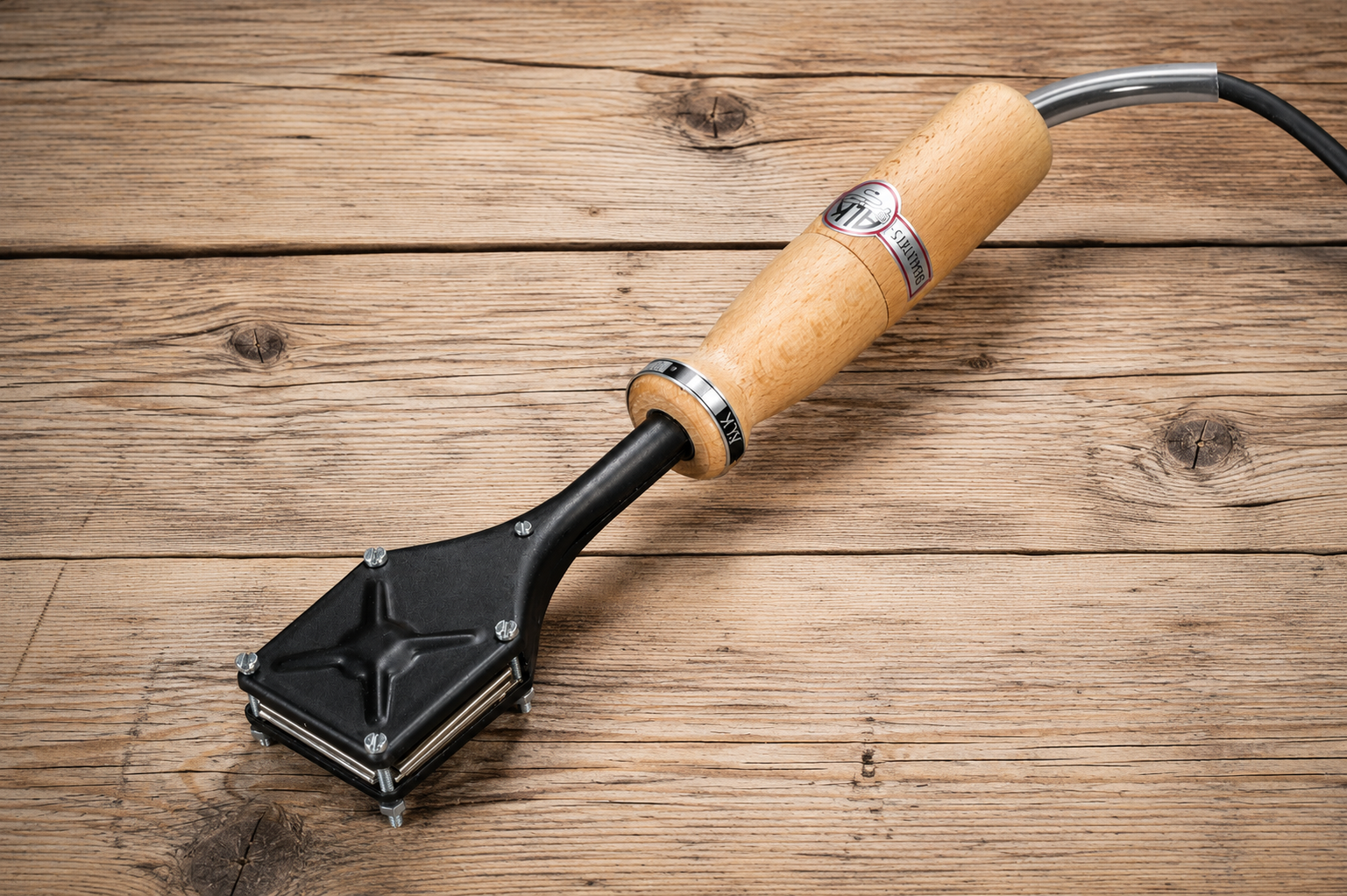Hochwertiger elektrischer Brennstempel von Menge Graviertechnik zur dauerhaften Kennzeichnung von Holz, Leder, Kork und weiteren Materialien. Individuell gefertigt mit gravierter Brennplatte für präzise Brandmarkierungen in Handwerk, Industrie und Manufaktur. Elektrischer Brennstempel mit individuellem Logo zum Einbrennen in Holz, Leder und Kork – Menge Graviertechnik Solingen